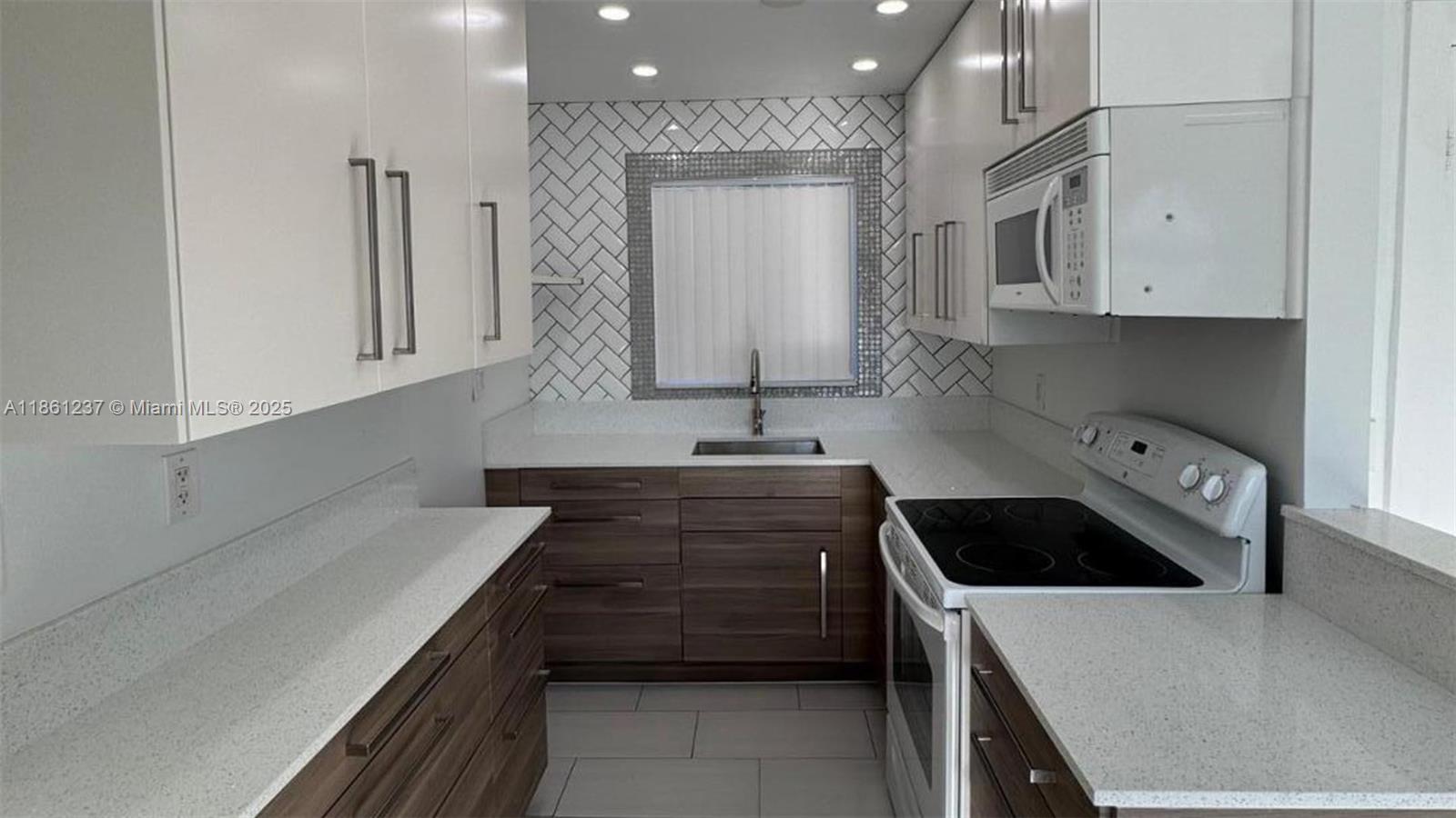 Fully Remodeled 750-Sq-Ft Unit w/ Private Yard, Porch & 2 Free Parking Spots
Step into a like-new home. This 750 sq ft unit has been fully remodelednew appliances, new countertops, and fresh designer paintso everything feels clean, modern, and move-in ready. The efficient, open layout lives larger than the square footage and makes furnishing a breeze. Daily life is easy with in-unit laundry (washer & dryer)no trips to a laundromat, ever.
Enjoy rare outdoor space with your private yard and front porchperfect for morning coffee, grilling, or relaxing after work. Parking is stress-free: youll have two included (free) parking spots on site, no street-parking hunt.
If you want a turnkey place with updated finishes and zero projects, this is it: bright, polished, and thoughtfully r...