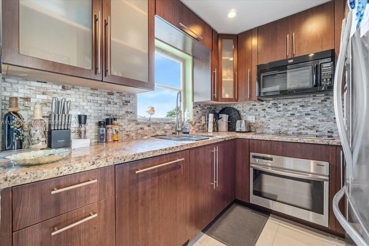 CRYSTAL LAKE CONDO 4100 - Residential