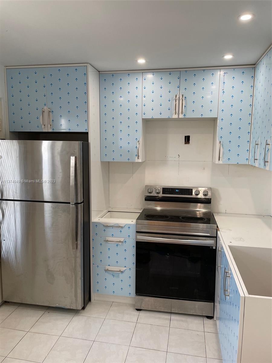 Immaculate 1 bedroom 1.5 bathroom newly remodeled apartment. Features pool area, near by shopping, and a close distance to the beach. A must see.