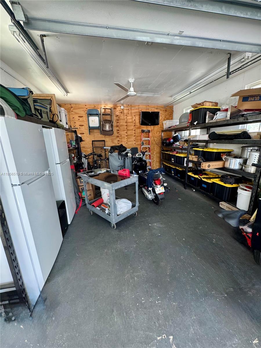 HOLLYWOOD LITTLE RANCHES - Residential