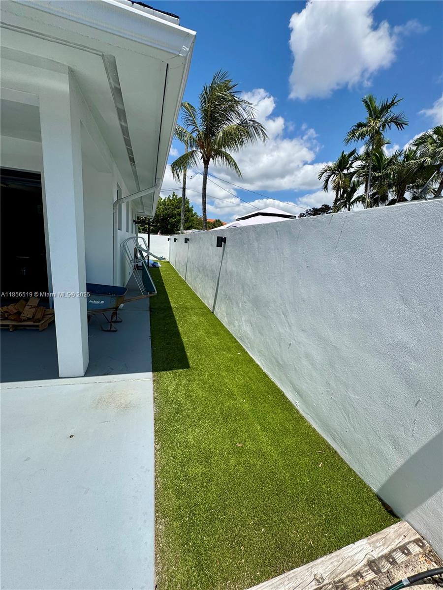 HOLLYWOOD LITTLE RANCHES - Residential