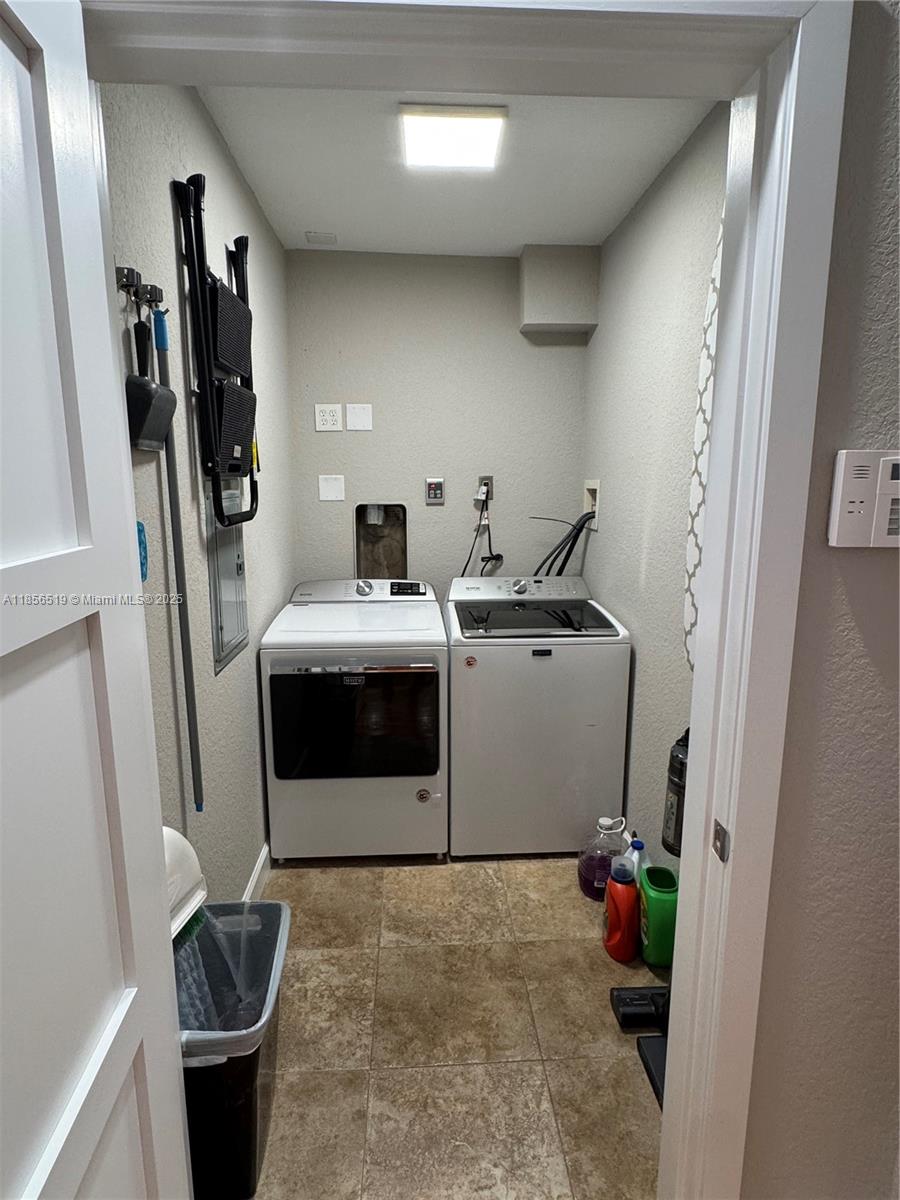 HOLLYWOOD LITTLE RANCHES - Residential