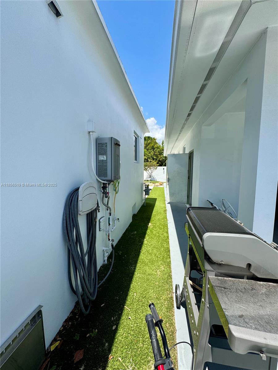 HOLLYWOOD LITTLE RANCHES - Residential