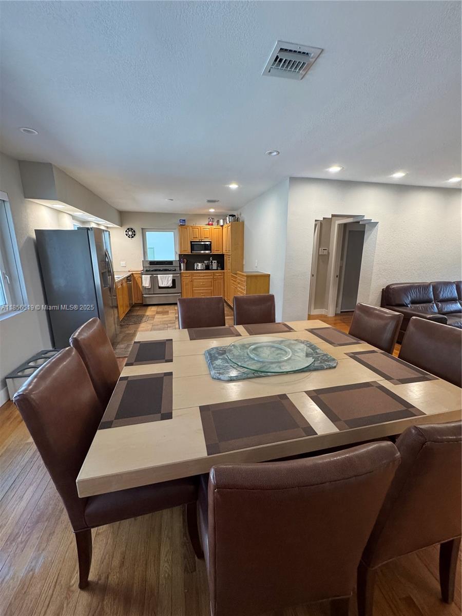 HOLLYWOOD LITTLE RANCHES - Residential