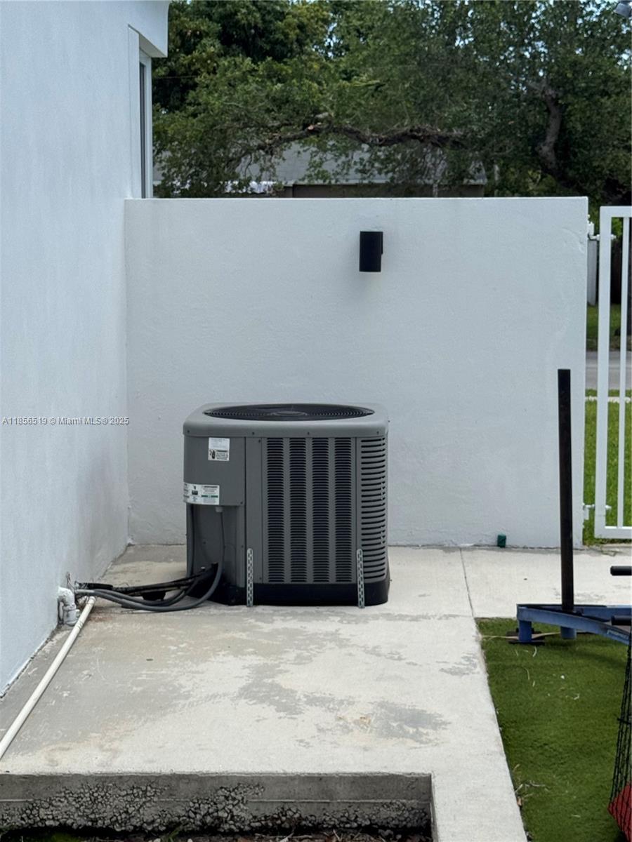 HOLLYWOOD LITTLE RANCHES - Residential