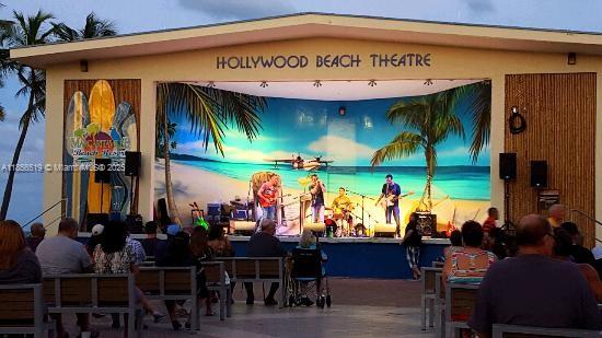 HOLLYWOOD LITTLE RANCHES - Residential