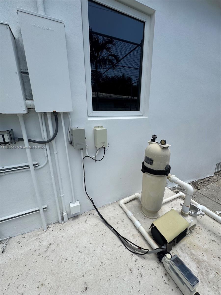 HOLLYWOOD LITTLE RANCHES - Residential