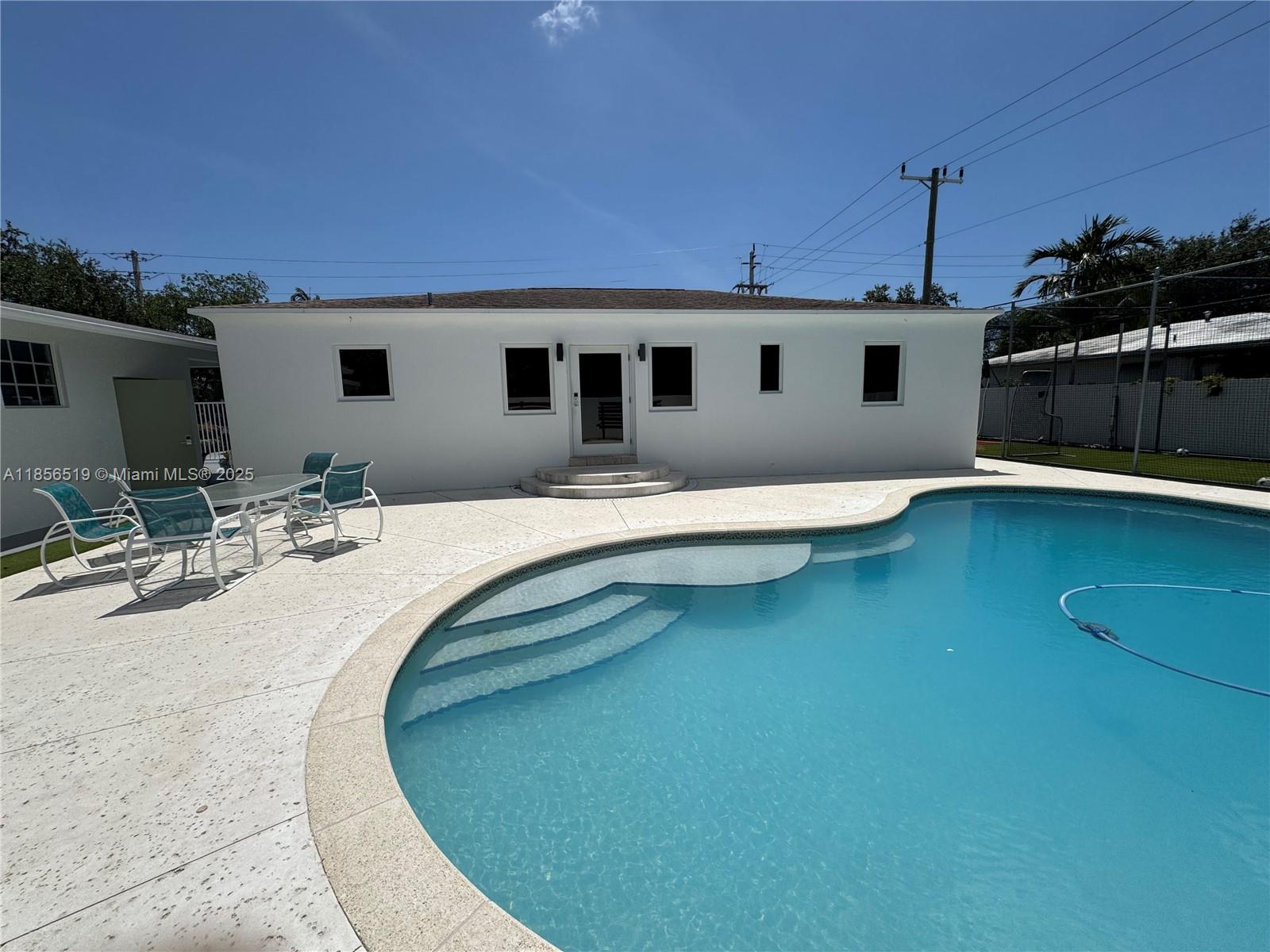 HOLLYWOOD LITTLE RANCHES - Residential