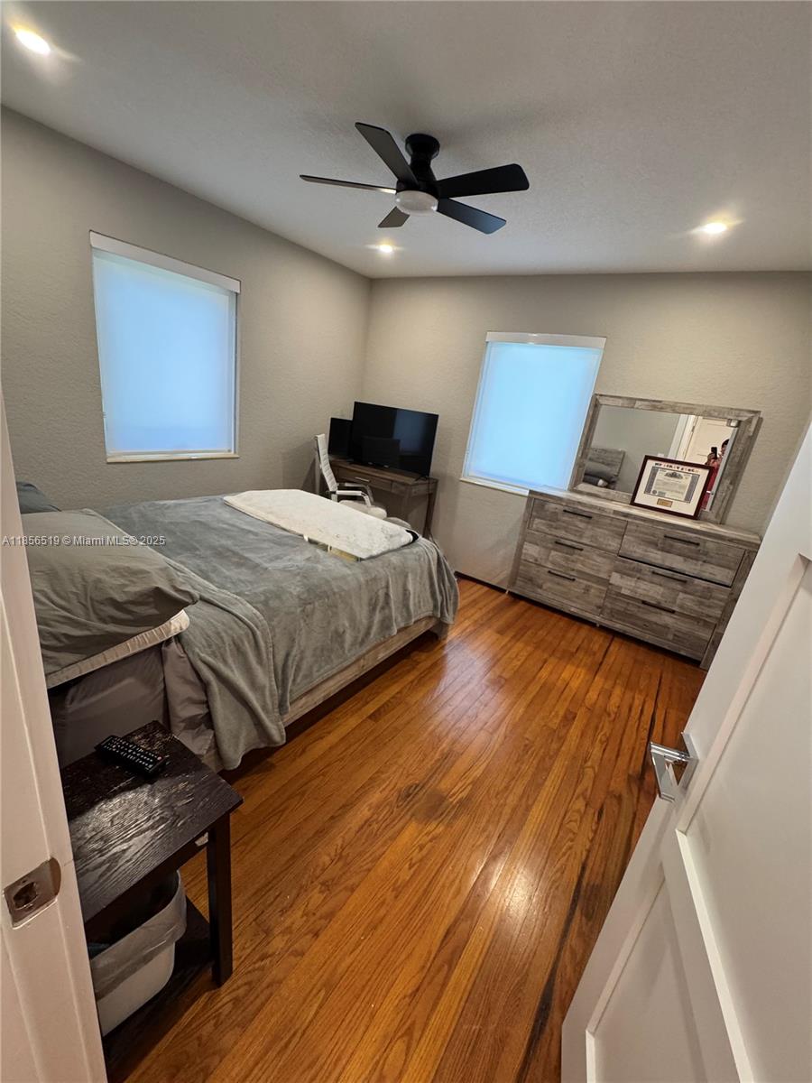 HOLLYWOOD LITTLE RANCHES - Residential