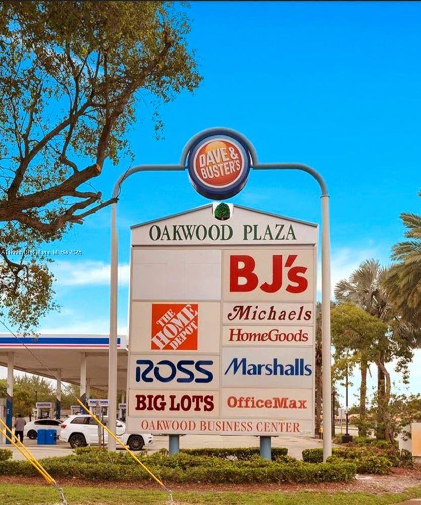 HOLLYWOOD LITTLE RANCHES - Residential