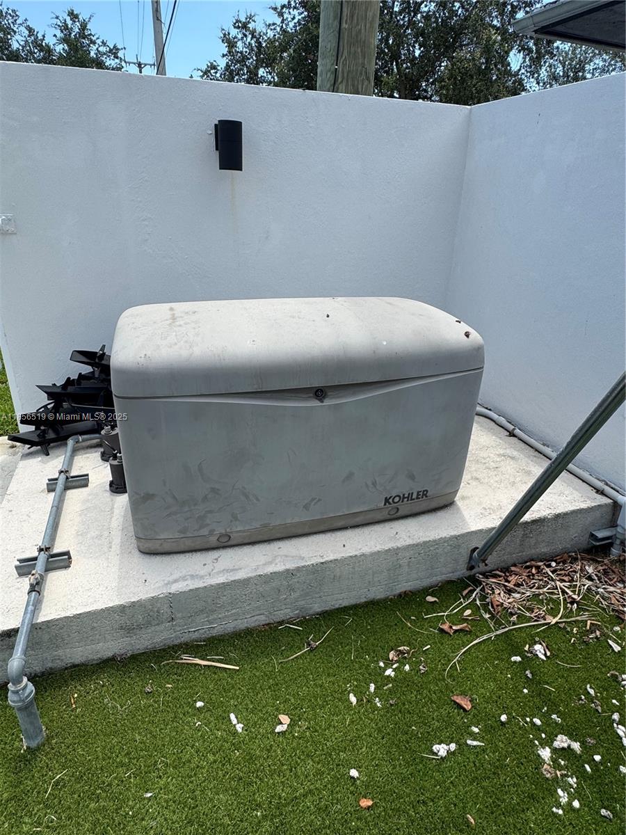 HOLLYWOOD LITTLE RANCHES - Residential