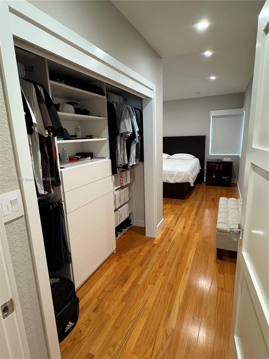 HOLLYWOOD LITTLE RANCHES - Residential