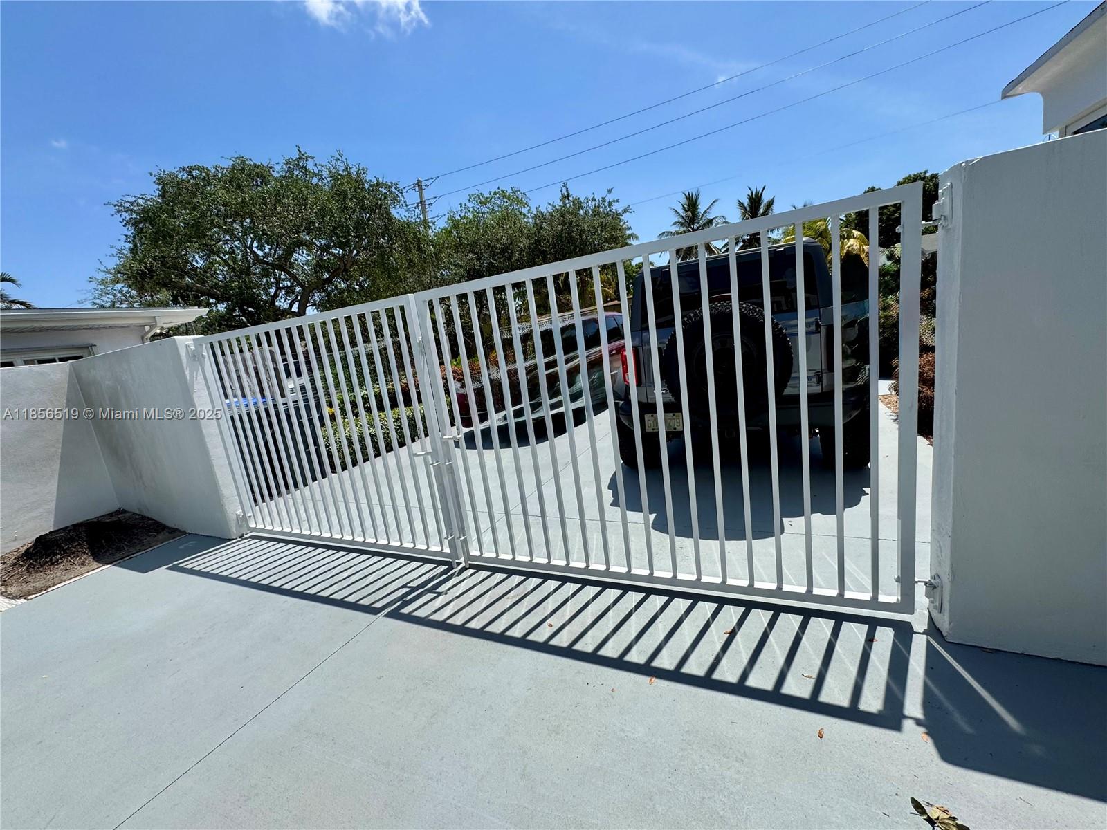 HOLLYWOOD LITTLE RANCHES - Residential