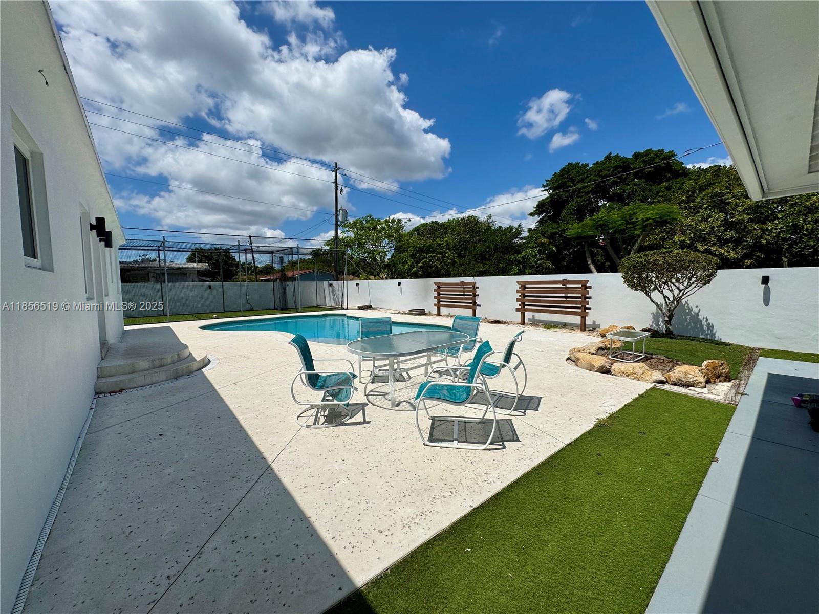 HOLLYWOOD LITTLE RANCHES - Residential