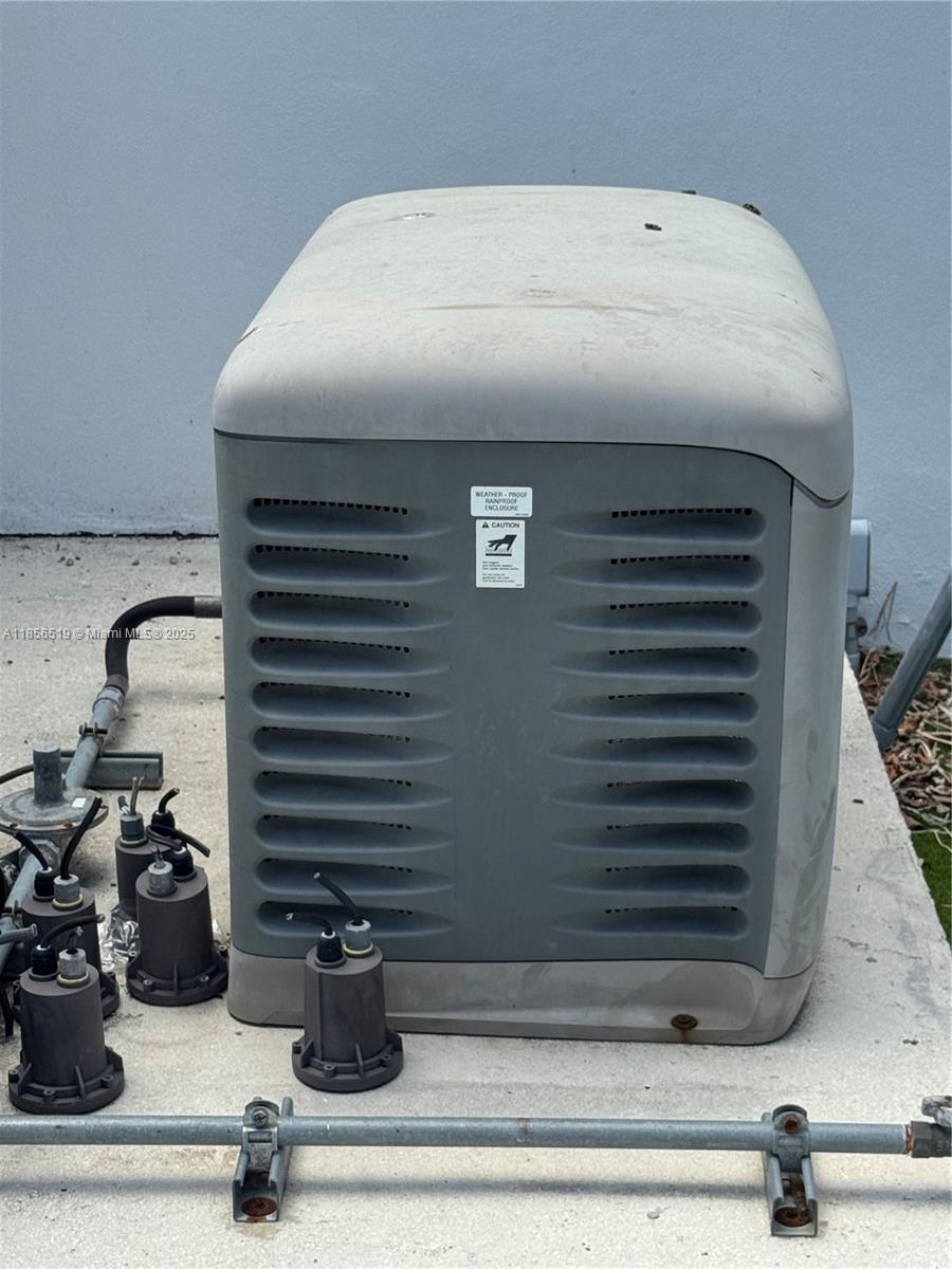 HOLLYWOOD LITTLE RANCHES - Residential