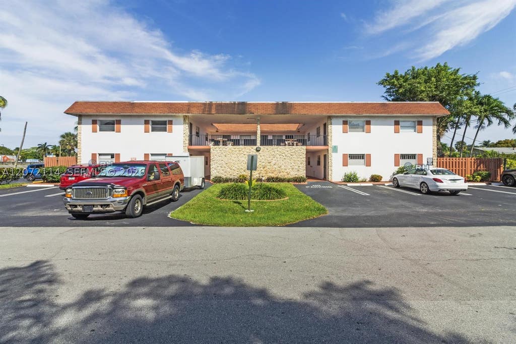 Photo of 344 SW 1st St #6, Pompano Beach, FL 33060 (MLS # A12072114)