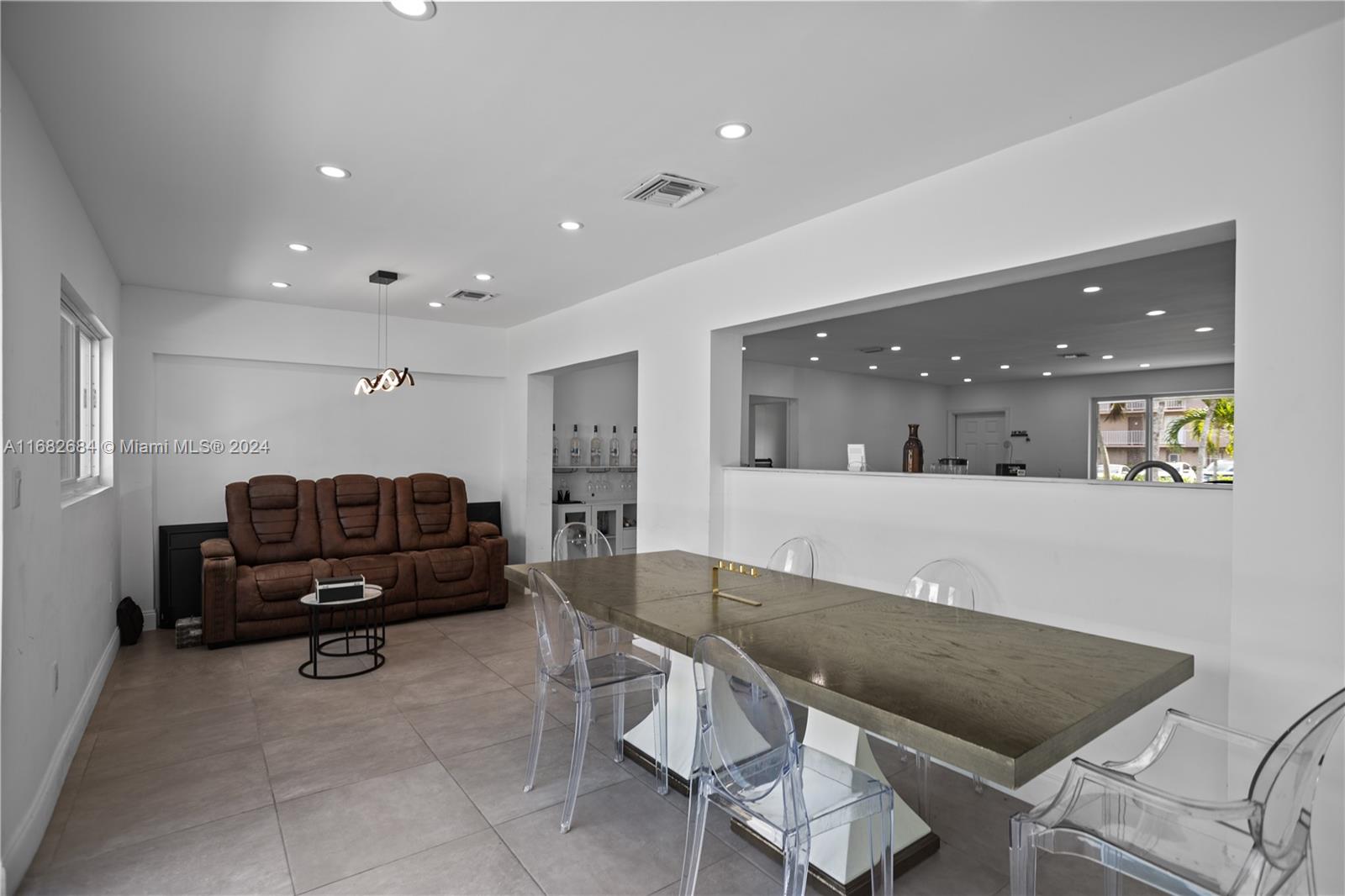 HOLLYWOOD HILLS - Residential