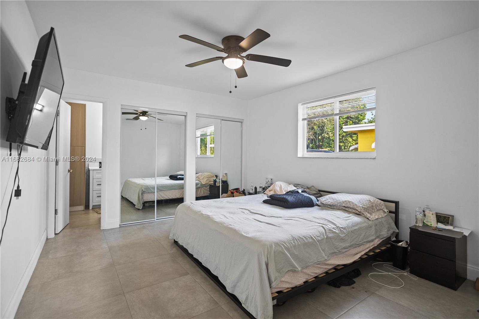HOLLYWOOD HILLS - Residential