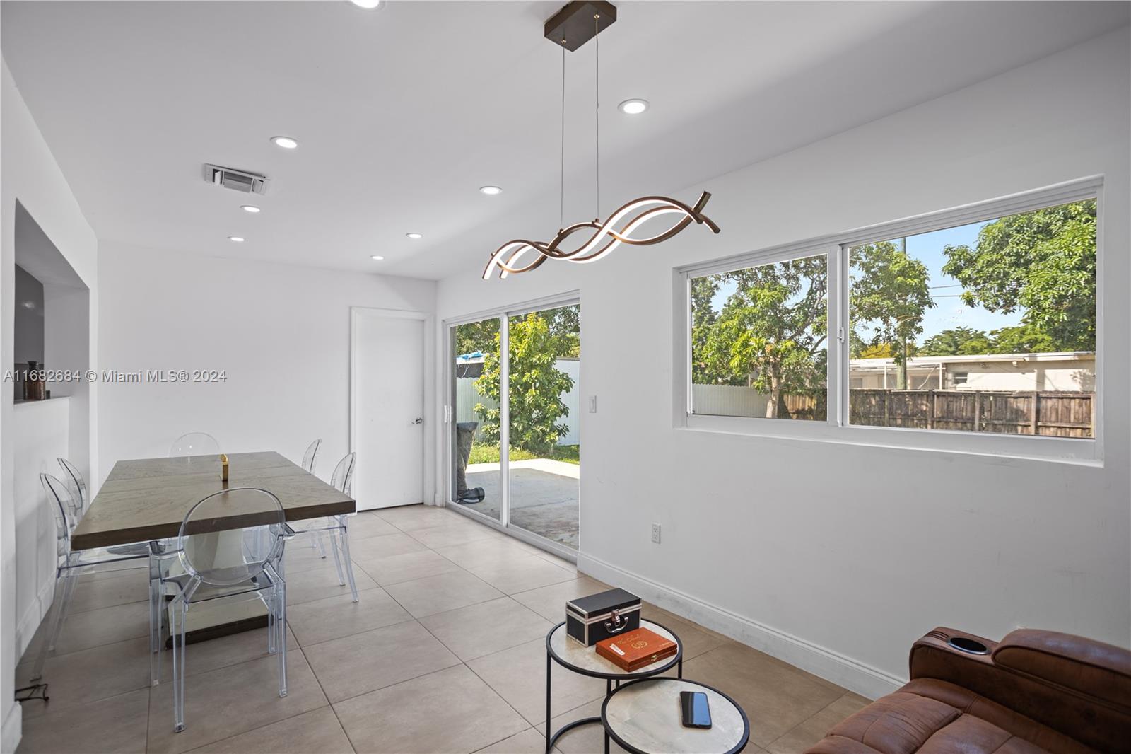HOLLYWOOD HILLS - Residential