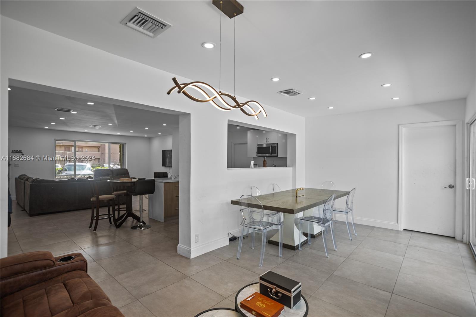 HOLLYWOOD HILLS - Residential