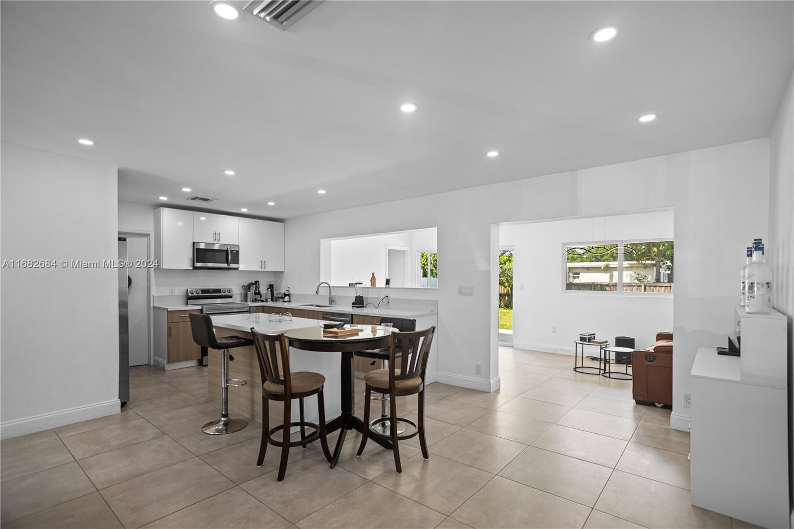 HOLLYWOOD HILLS - Residential