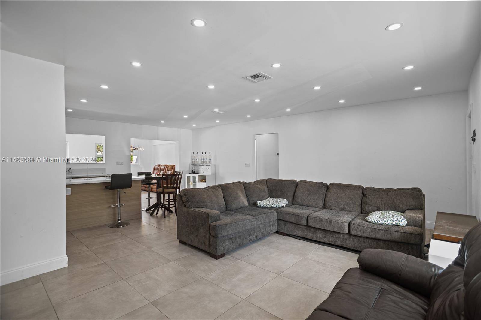 HOLLYWOOD HILLS - Residential