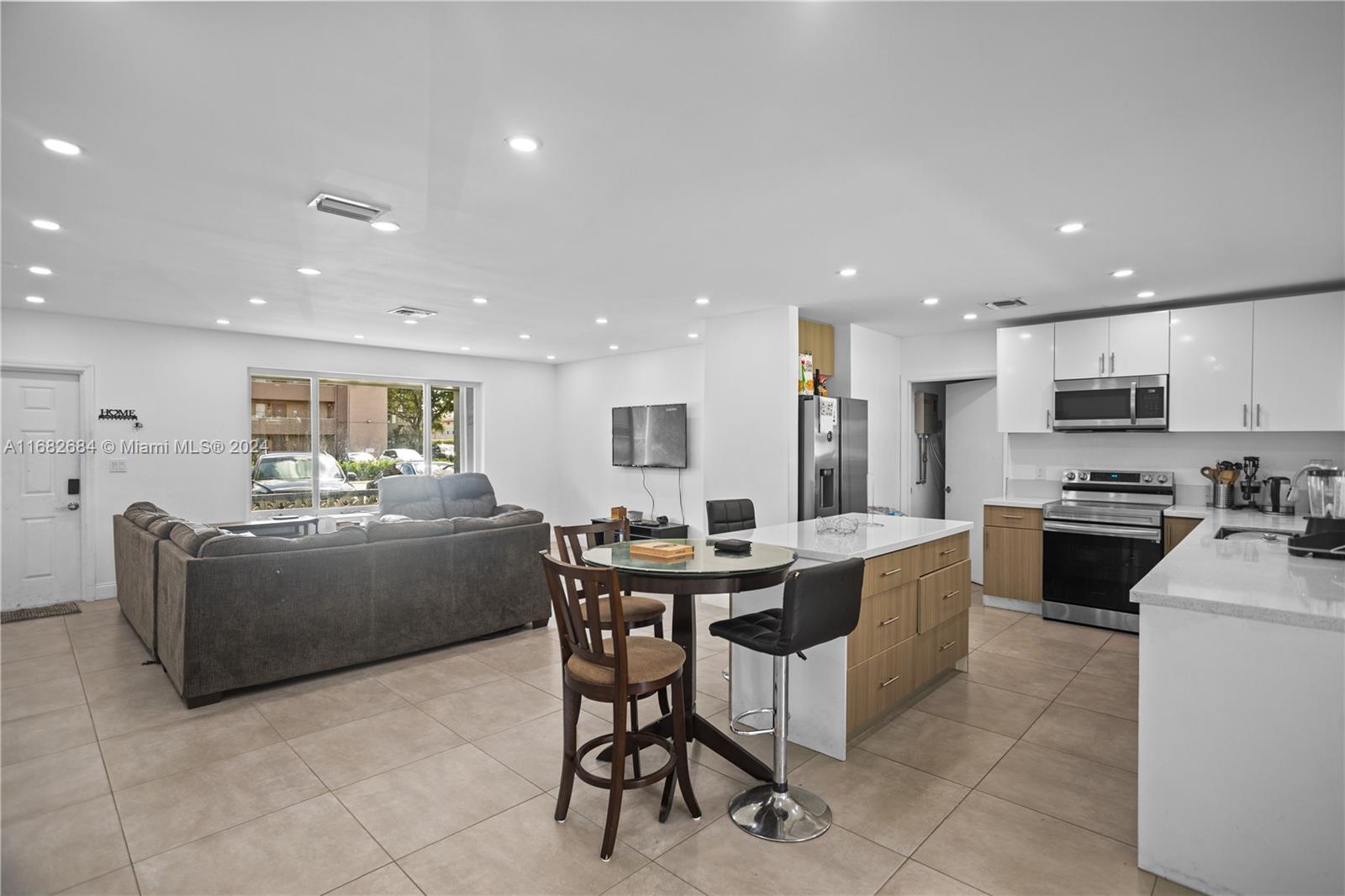 HOLLYWOOD HILLS - Residential