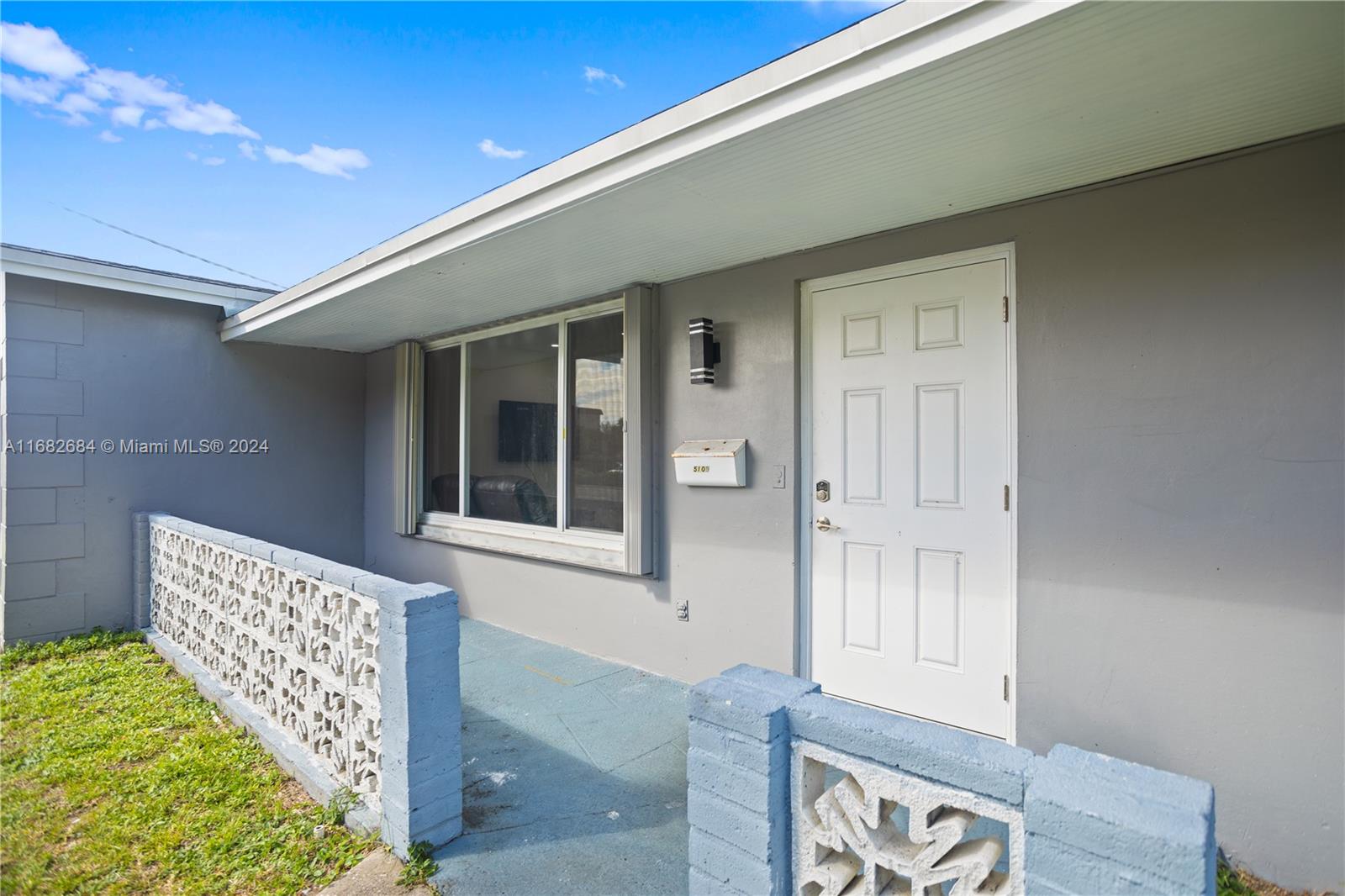 HOLLYWOOD HILLS - Residential