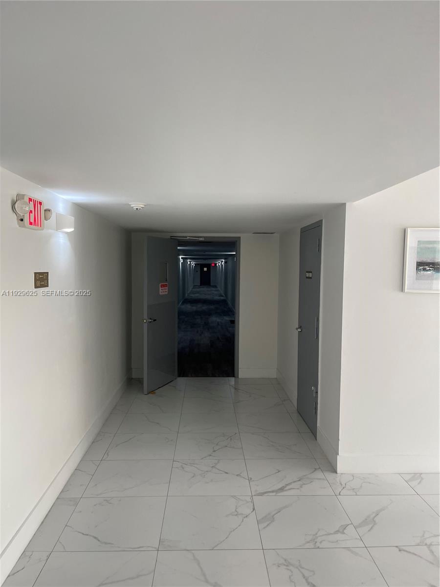 BUILDING 1A OF COUNTRY CL - Residential Lease