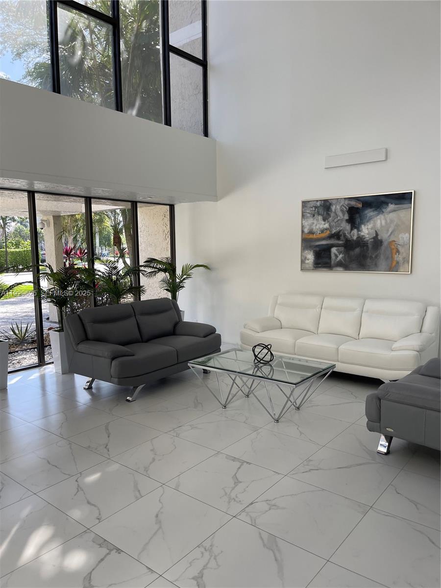 BUILDING 1A OF COUNTRY CL - Residential Lease