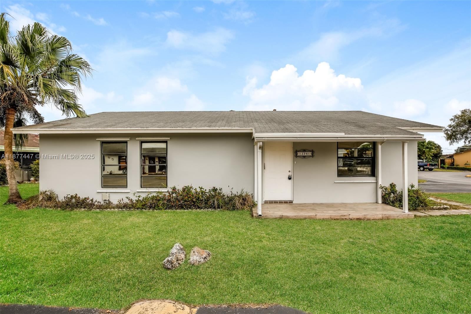 Situated on a corner lot in a quiet cul-de-sac, away from busy traffic. This 3/2 home features wood kitchen cabinets with granite countertops, covered and screened-in patio, and tile flooring throughout. The master bedroom features a large walk in closet and en-suite bath. Excellent location — only three blocks to Bent Tree Elementary and the neighborhood park, which features tennis courts and a children's playground.