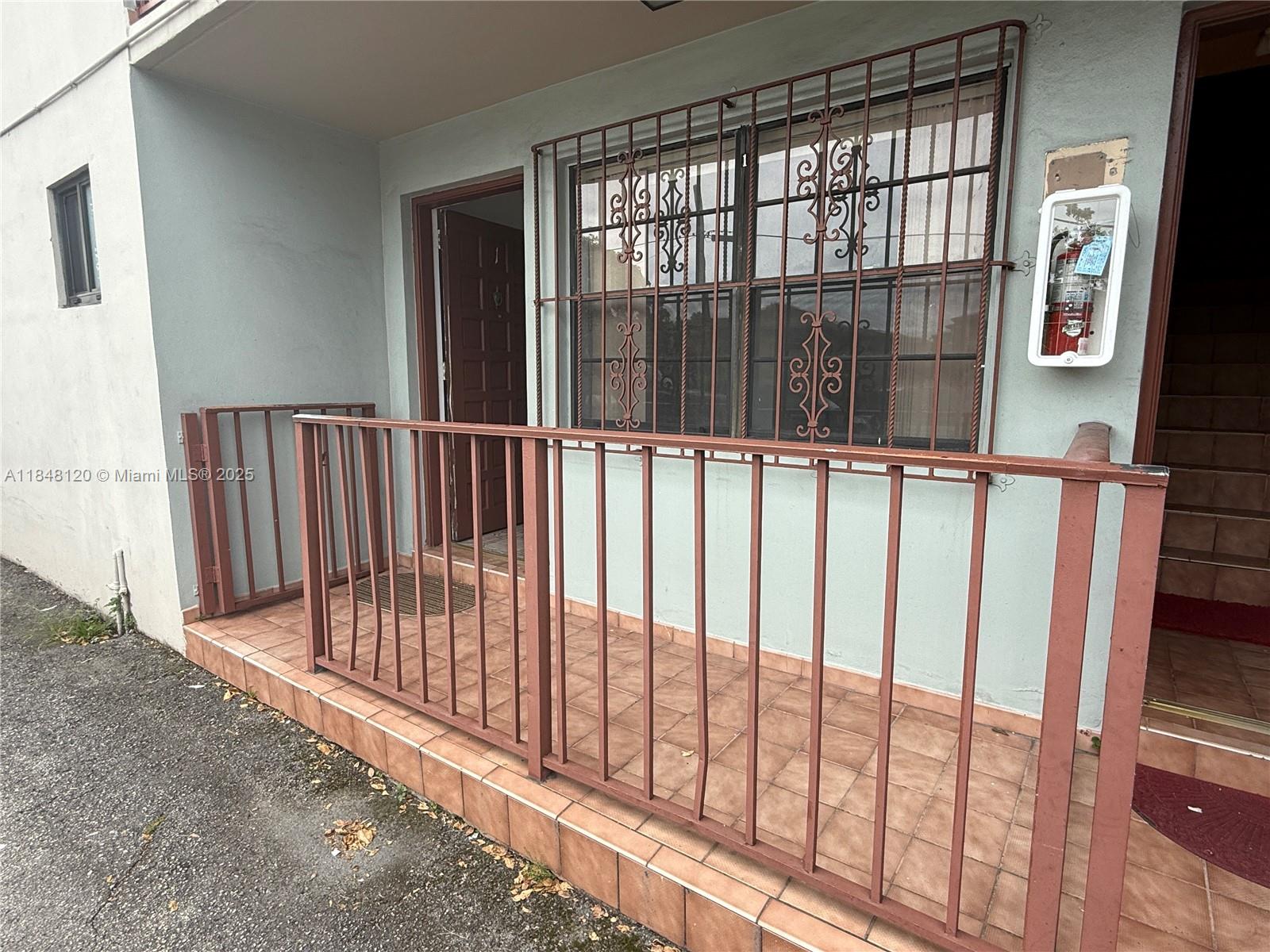 Apartment for Rent in Hialeah. 2bedroom-1bathroom. First floor. Great for Section 8.