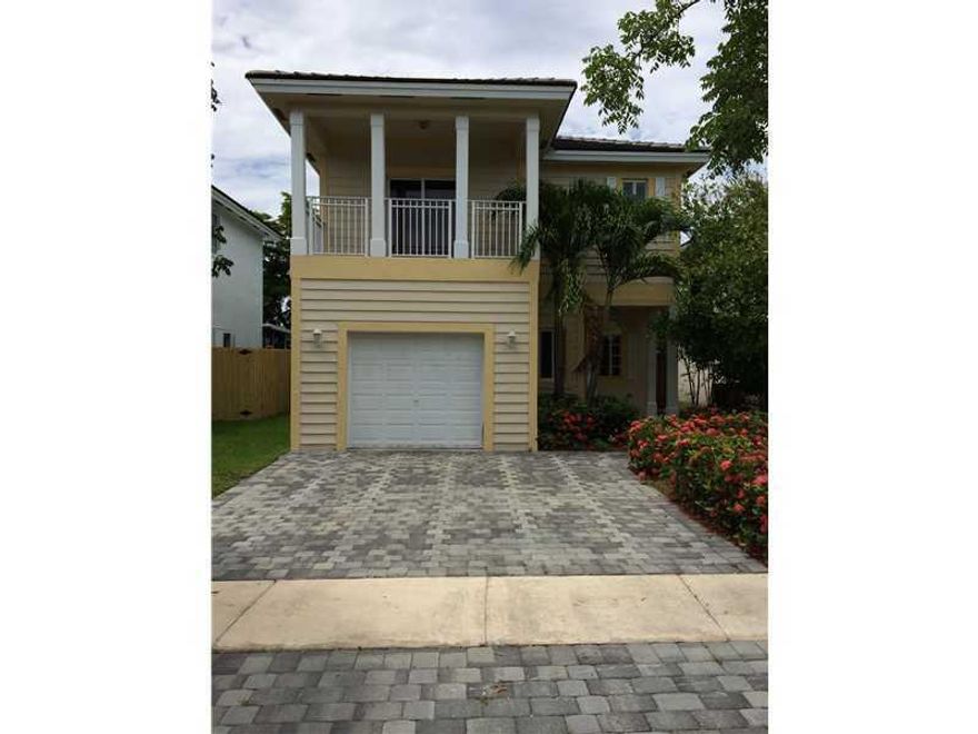 GREAT HOME IN HOMESTEAD'S BIMINI  AT THE OASIS. FEATURING 3 BEDROOMS, 2.5 BATHS, NICE OPEN LAYOUT, 1 CAR GARAGE, LARGE YARD, CANAL VIEW AND GREAT  PRIVATE COMMUNITY.