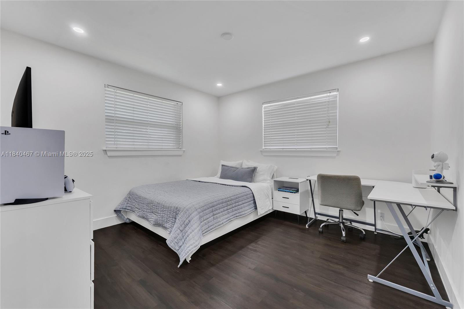 HOLLYWOOD LITTLE RANCHES - Residential