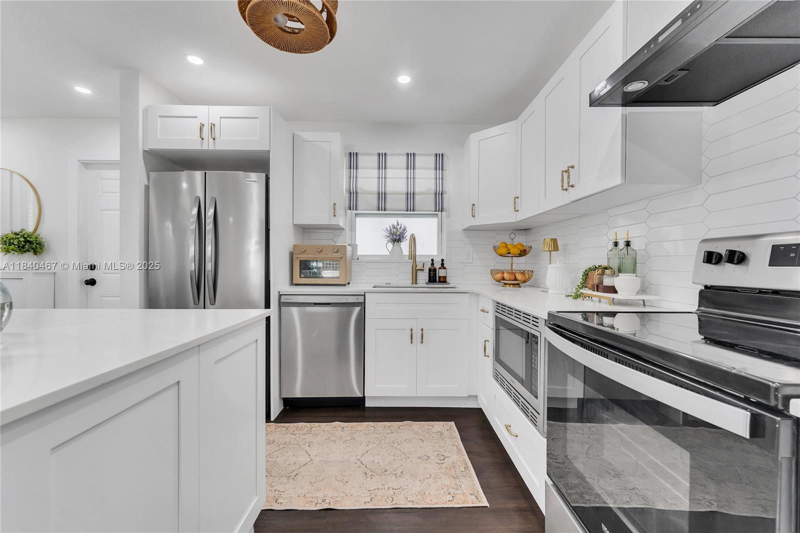 HOLLYWOOD LITTLE RANCHES - Residential