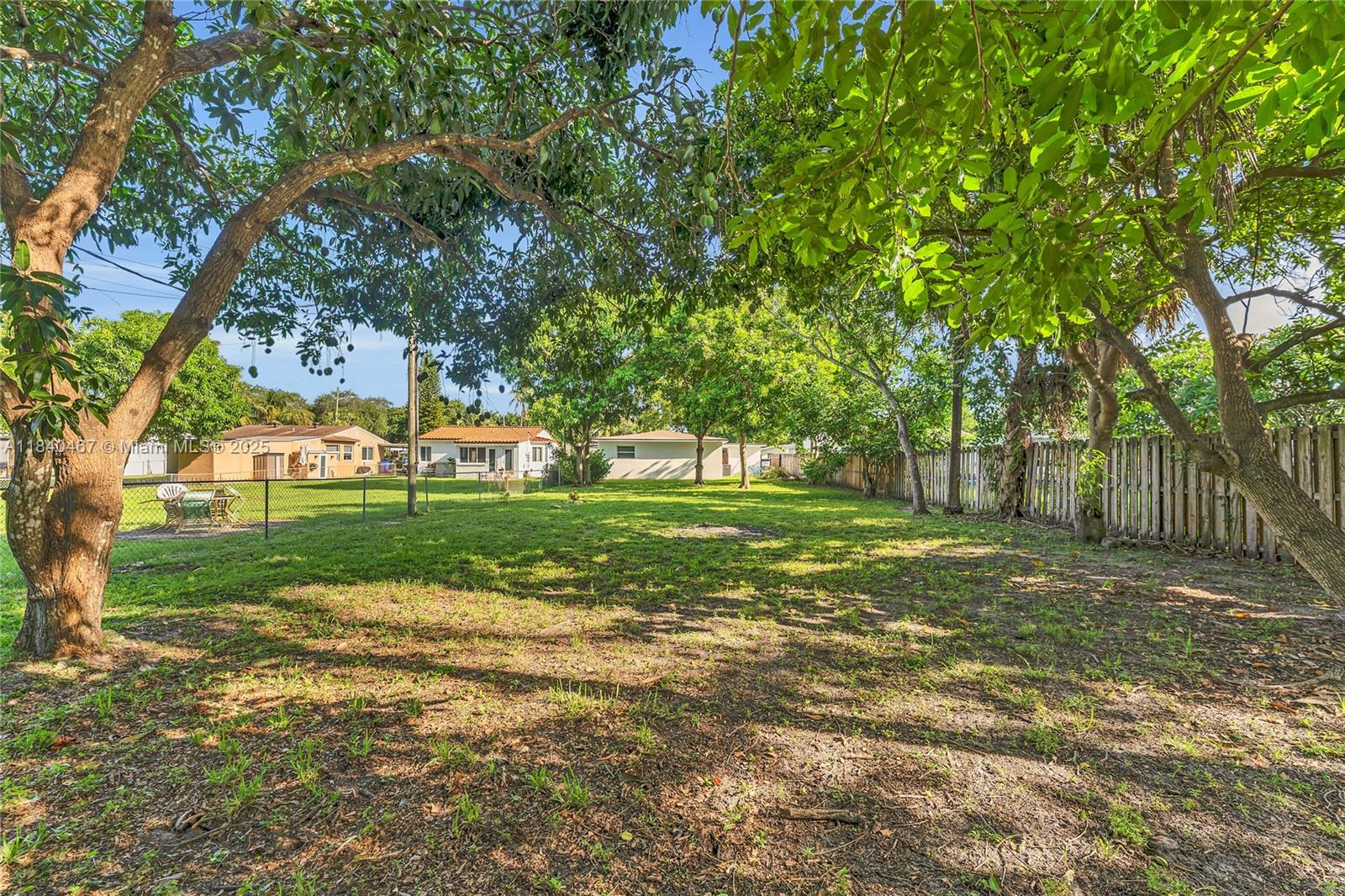 HOLLYWOOD LITTLE RANCHES - Residential