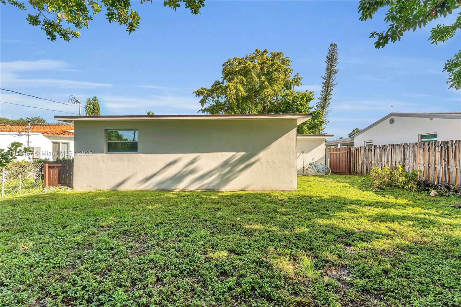 HOLLYWOOD LITTLE RANCHES - Residential