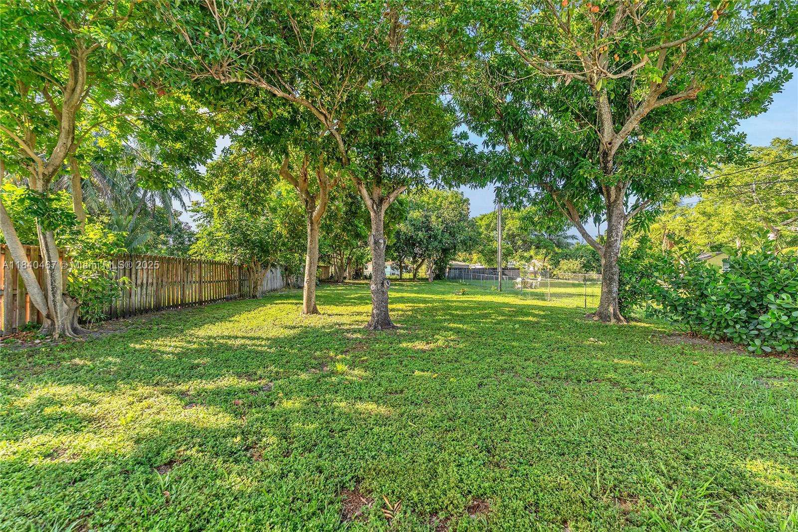 HOLLYWOOD LITTLE RANCHES - Residential