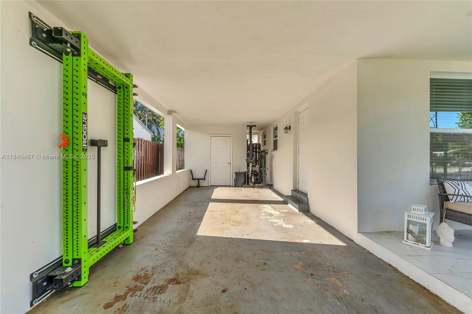 HOLLYWOOD LITTLE RANCHES - Residential