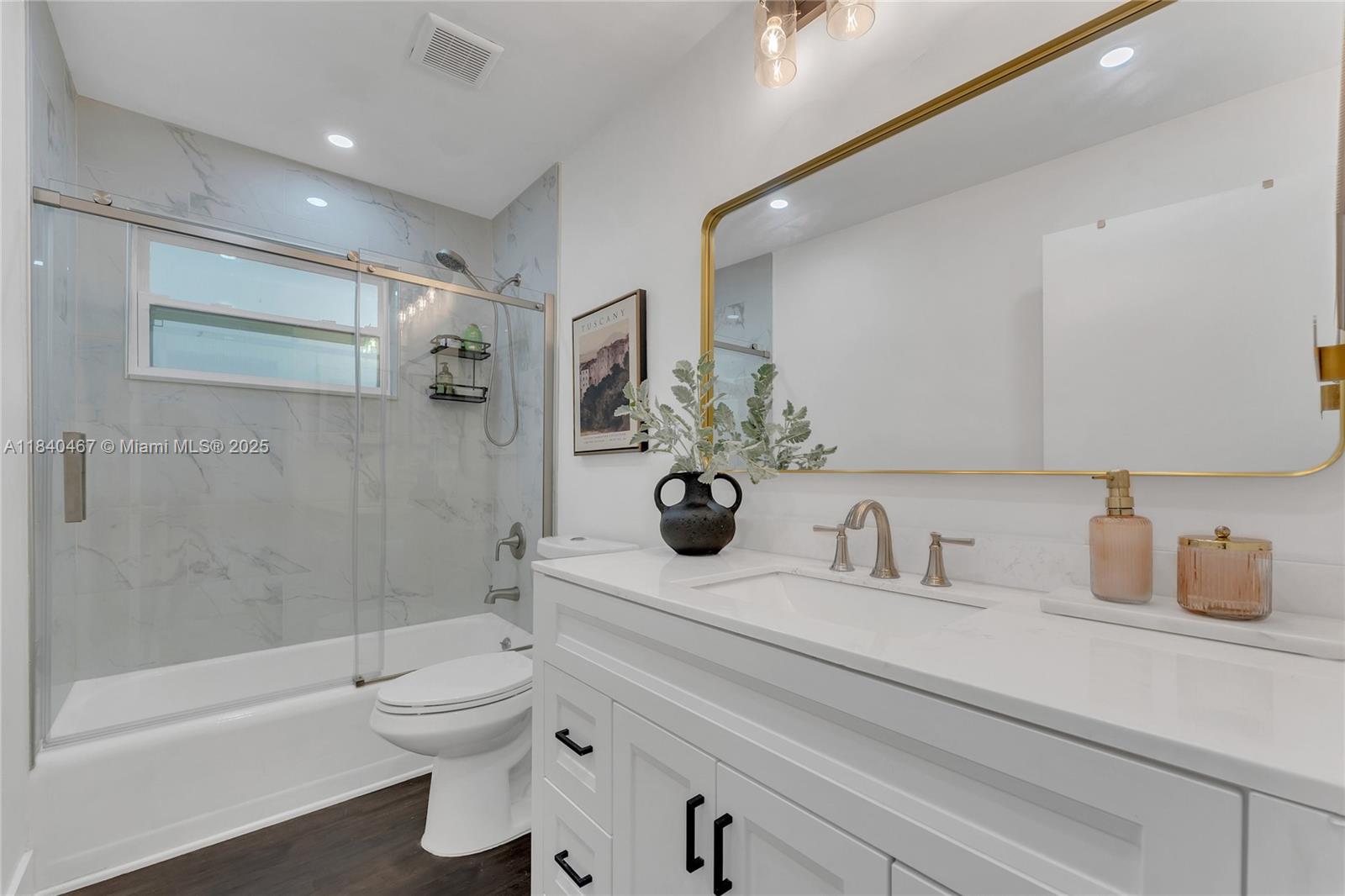 HOLLYWOOD LITTLE RANCHES - Residential