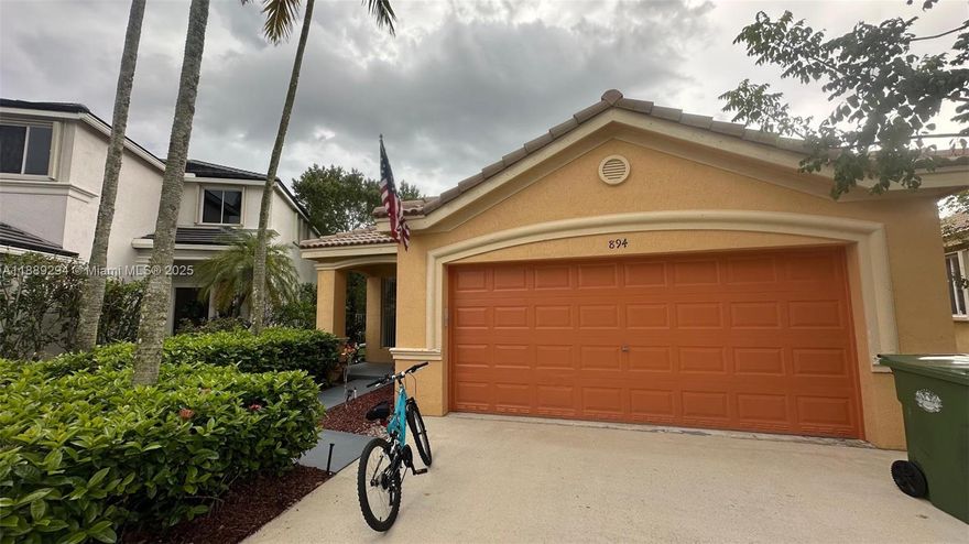 ONE ON THE BEST WESTON GATED COMMUNITY. COOL DE SUC, TO ENJOY SWIMING POOL AND KID POOL, JOKEY, MINIGOLF AND MUCH MORE. 3/2 GREAT SINGLE FAMILY HOME.