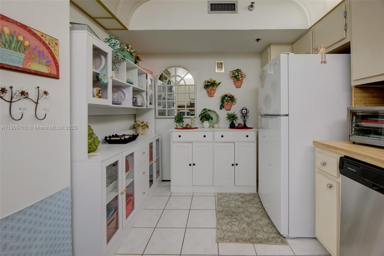 HILLCREST EAST NO 27 COND - Residential