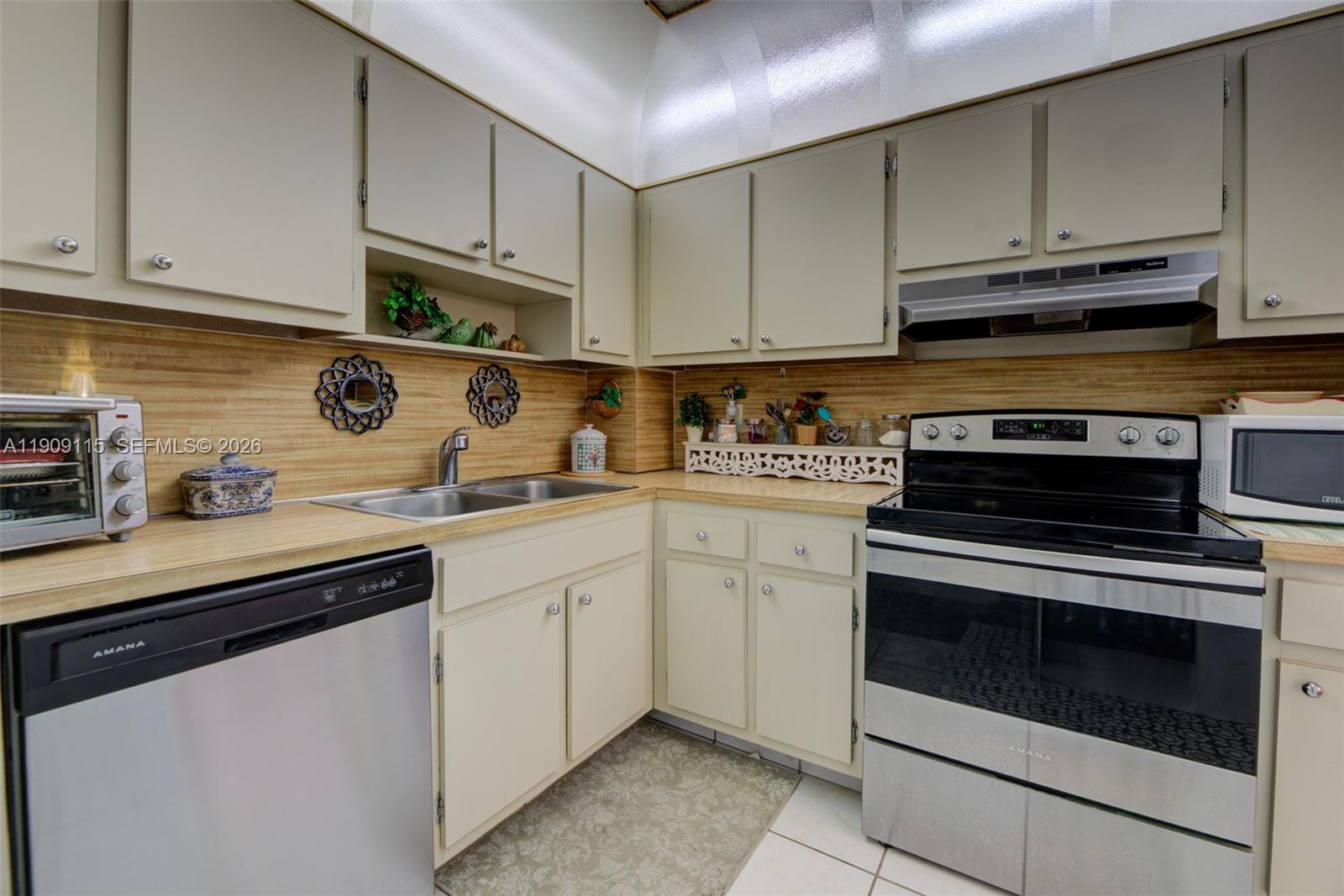 HILLCREST EAST NO 27 COND - Residential