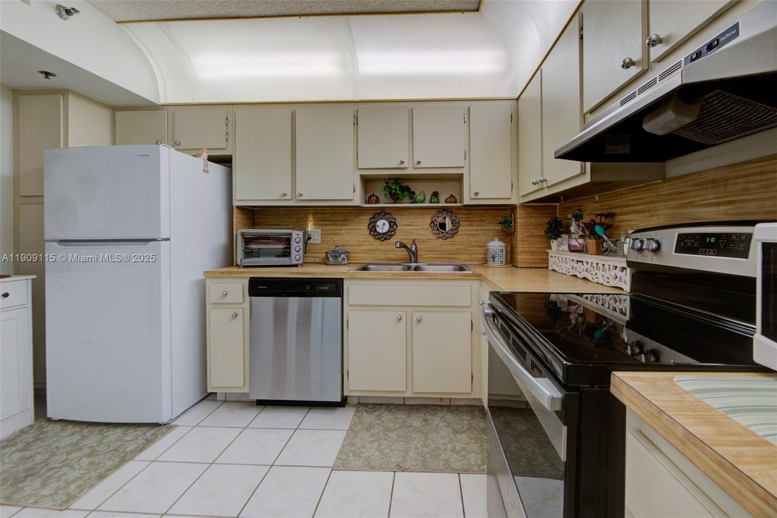 HILLCREST EAST NO 27 COND - Residential