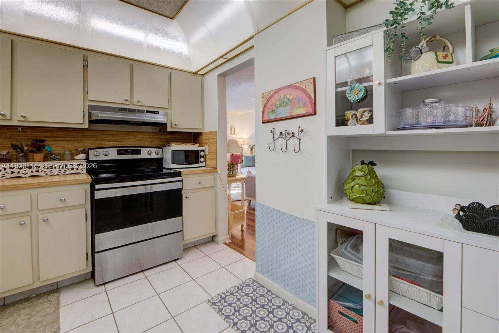 HILLCREST EAST NO 27 COND - Residential