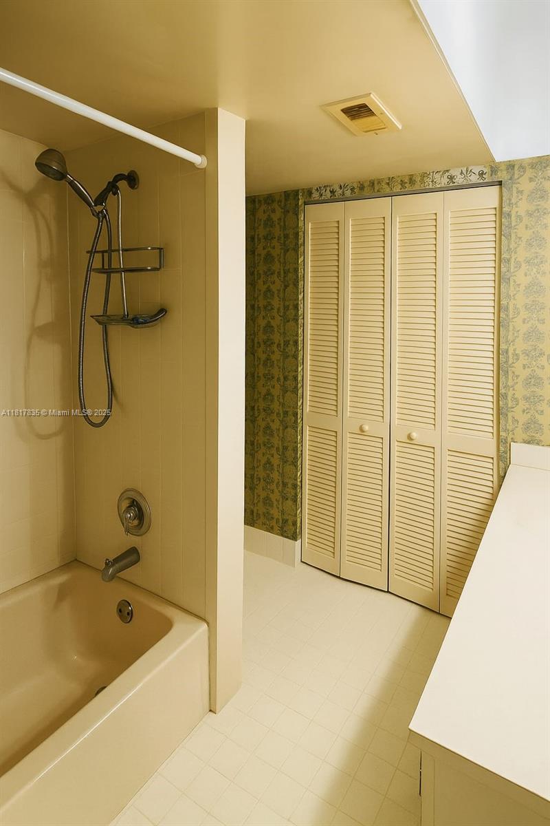 PINES OF BOCA BARWOOD CON - Residential