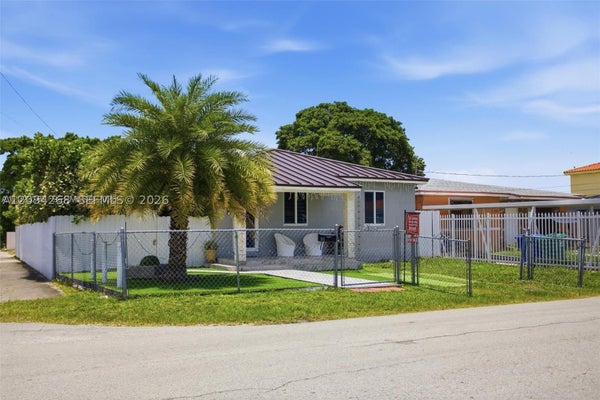 301 SW 36TH AVE, MIAMI, FL 33135 - Image 511ff5fef0bbb6ab5d4df7000794dfa7/2503425205
