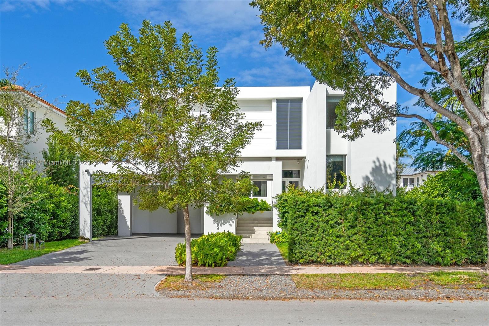 Property for Sale at 285 W Mashta Dr, Key Biscayne, Miami-Dade County, Florida - Bedrooms: 6 
Bathrooms: 7  - $6,500,000