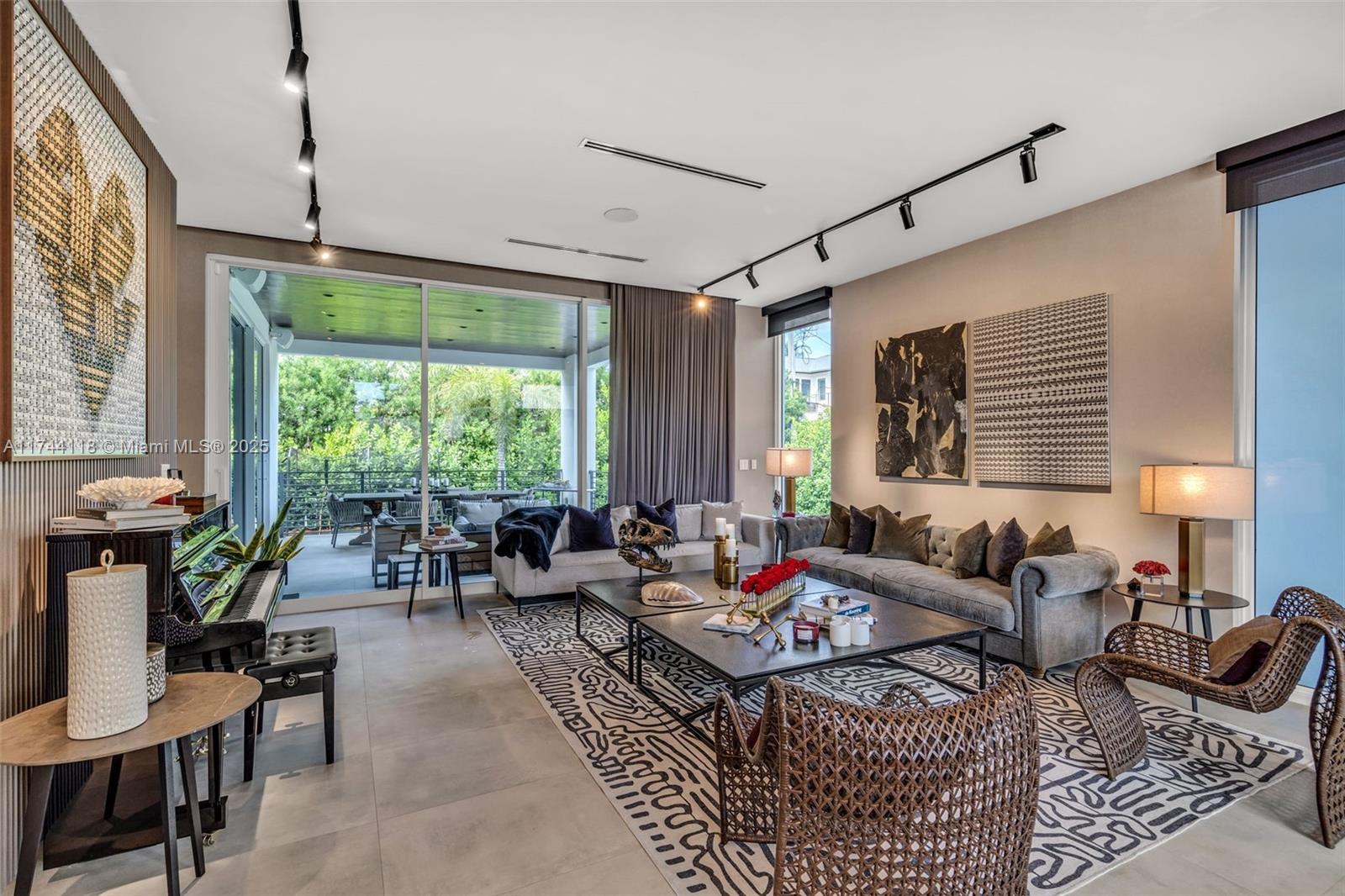 285 W Mashta Dr