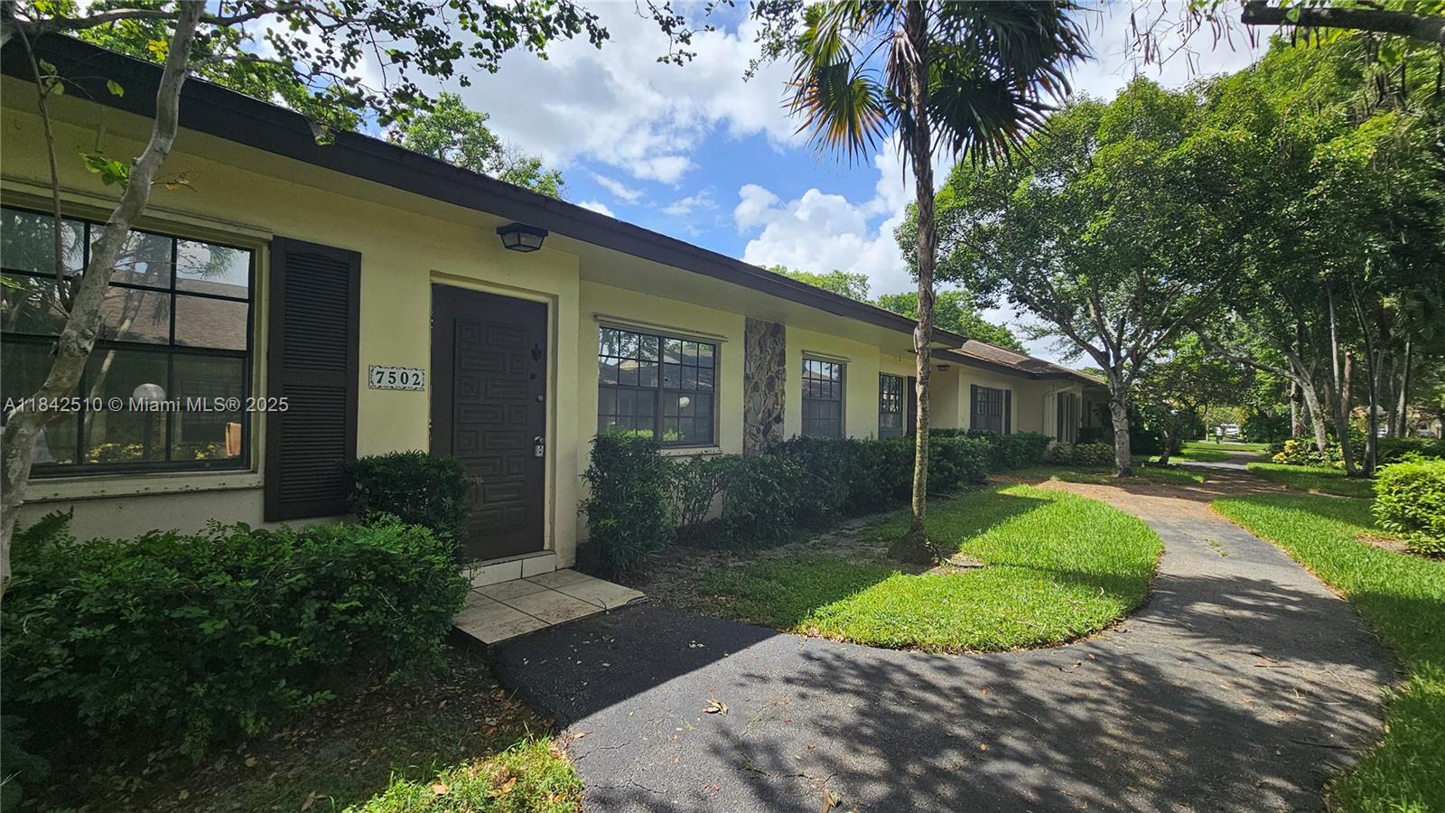 Beautiful and spacious villa in the heart of Davie. Unit boasts High ceilings and a huge living area. There are two baths, three bedrooms with an additional office, covenient for sleeping. Close to major highways, shopping, best colleges and schools in the area.